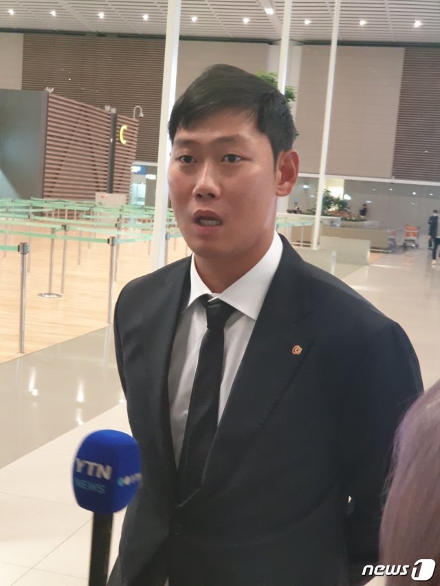 한화 이글스 하주석이 30일 인천공항에서 스프링캠프 출국을 앞두고 인터뷰하고 있다. © 뉴스1