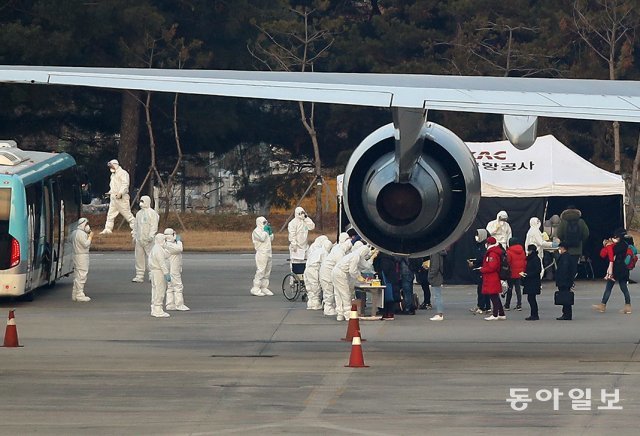 우한 교민 도착
신종 코로나바이러스 감염증의 발원지인 중국 후베이성 우한에서 한국 교민을 태우고 출발한 전세기가 31일 오전 김포공항에 도착해 계류장에서 발열 검사를 받고 있다.  양회성 기자 yohan@donga.com