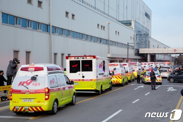 신종 코로나바이러스 감염증 발원지로 봉쇄된 중국 후베이성 우한에서 철수하는 한국인 367명을 실은 정부 전세기가 31일 오전 김포공항에 귀환하는 가운데 김포공항으로 구급차들이 들어가고 있다. 2020.01.31/뉴스1 © News1