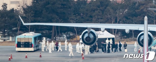 세계보건기구(WTO)가 신종 코로나 바이러스 감염증(우한폐렴)에 대해 ‘국제적 비상사태’를 선포한 31일 오전 중국 우한시와 인근 지역에 고립돼 있는 우리 국민들이 서울 강서구 김포국제공항에 도착해 전세기에서 내리고 있다. © News1