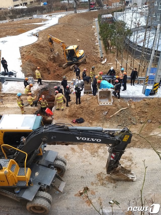 31일 오전 10시10분쯤 광주 서구 마륵동 한 아파트에서 하수관로공사 중 토사가 무너져 노동자 4명이 매몰됐다가 모두 구조됐다. © News1