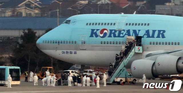 세계보건기구(WHO)가 신종 코로나 바이러스 감염증(우한폐렴)에 대해 ‘국제적 비상사태’를 선포한 31일 오전 중국 우한시와 인근 지역에 고립돼 있는 우리 국민들이 서울 강서구 김포국제공항에 도착해 전세기에서 내리고 있다. 2020.1.31/뉴스1 © News1