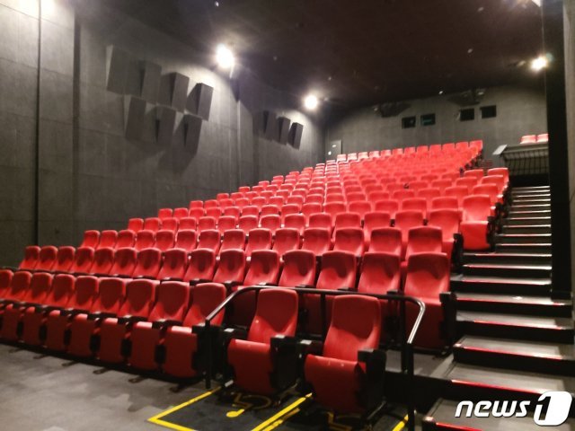 다섯번째 확진자 왔다갔다던 성신여대 CGV © 뉴스1