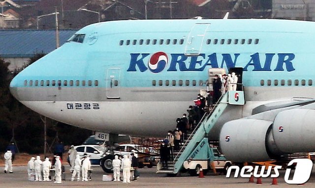 세계보건기구(WHO)가 신종 코로나 바이러스 감염증(우한폐렴)에 대해 ‘국제적 비상사태’를 선포한 31일 오전 중국 우한시와 인근 지역에 고립돼 있는 우리 국민들이 서울 강서구 김포국제공항에 도착해 전세기에서 내리고 있다. © News1