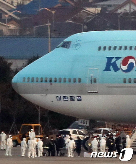 세계보건기구(WHO)가 신종 코로나 바이러스 감염증(우한폐렴)에 대해 ‘국제적 비상사태’를 선포한 31일 오전 중국 우한시와 인근 지역에 고립돼 있는 우리 국민들이 서울 강서구 김포국제공항에 도착해 전세기에서 내리고 있다. © News1