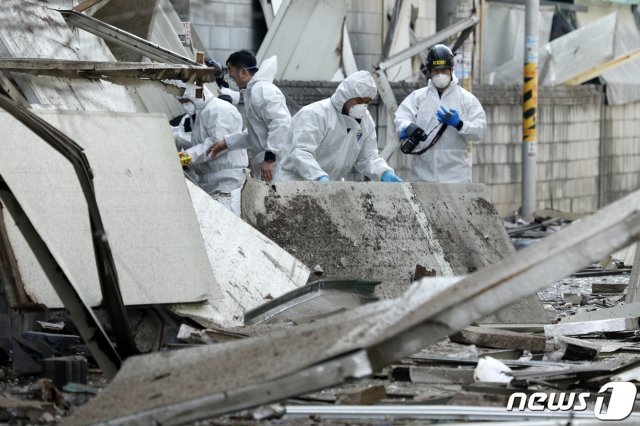 31일 폭발사고가 발생한 경기 양주시 광적면 가납리의 가죽가공업체에서 과학수사대원들이 현장 감식을 하고 있다. 이 사고로 2명이 숨지고, 8명이 부상을 당하는 등 총 10명의 사상자가 발생했다. © 뉴스1