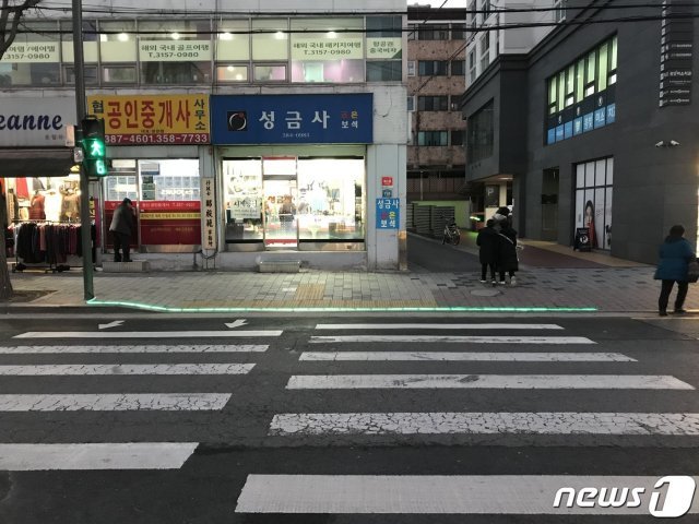 은평구 횡단보도 바닥신호등 운영 모습.(은평구 제공) © 뉴스1