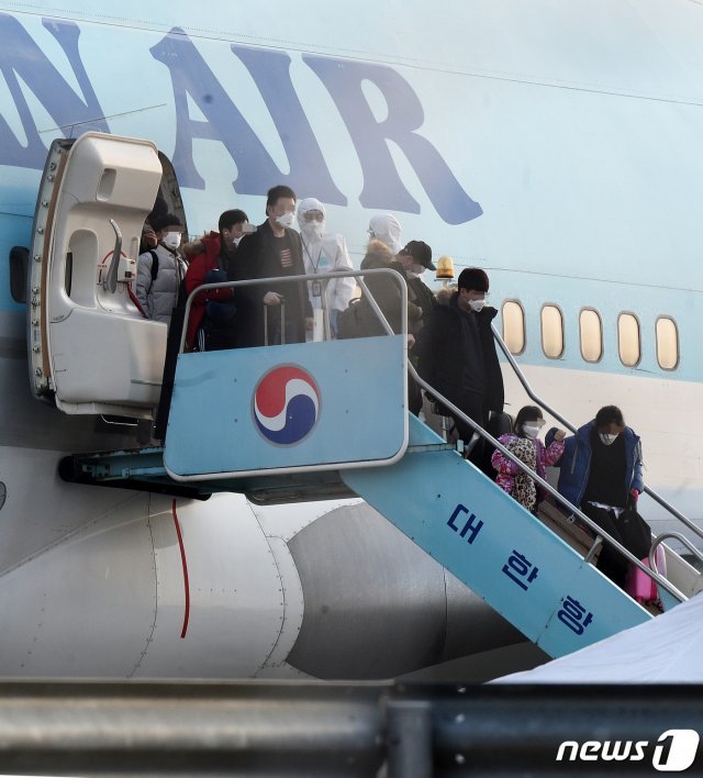 세계보건기구(WHO)가 신종 코로나 바이러스 감염증(우한폐렴)에 대해 ‘국제적 비상사태’를 선포한 31일 오전 중국 우한시와 인근 지역에 고립돼 있는 우리 국민들이 서울 강서구 김포국제공항에 도착해 전세기에서 내리고 있다. 2020.1.31/뉴스1 © News1