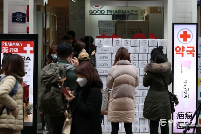 서울 중구 명동 일대 약국에 마스크를 사려는 외국인 관광객들이 줄을 잇고 있다. 양회성 기자 yohan@donga.com