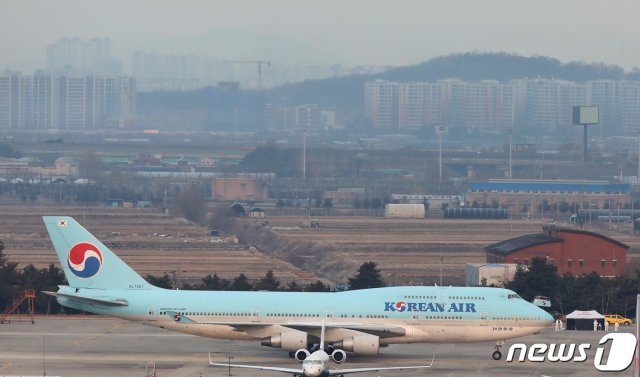 31일 오전 서울 강서구 김포국제공항으로 중국 우한시와 인근 지역에 고립돼 있는 우리 국민들이 탑승한 우한발 전세기(KE9884-HL7461)가 도착하고 있다. © News1