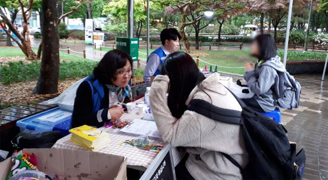 지난해 대구의 한 공원에서 한국도박문제관리센터 직원들이 10대 청소년들을 대상으로 길거리 상담을 하고 있다. 한국도박문제관리센터 제공