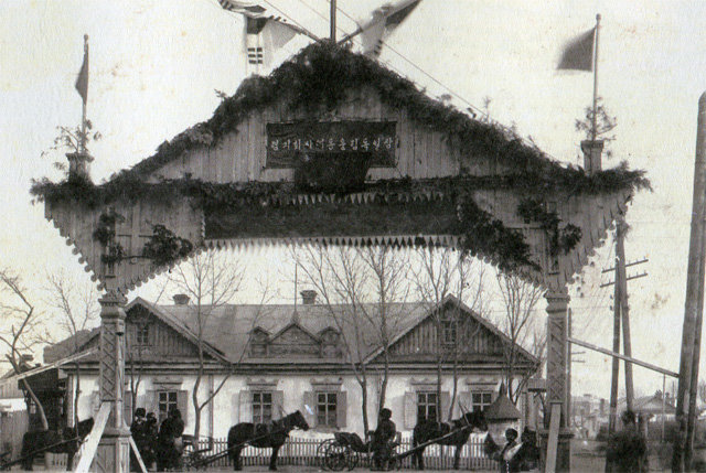 우수리스크 한인들이 나무로 만든 ‘고려독립선언문’. 1923년 3월 1일 한인들은 독립문 지붕에 두 장의 태극기를 세우고 그 
아래 ‘삼일독립운동뎨사회기렴’(제4회 기념)이라는 간판 글씨를 부착한 뒤 성대한 행사를 열었다. 박환 제공