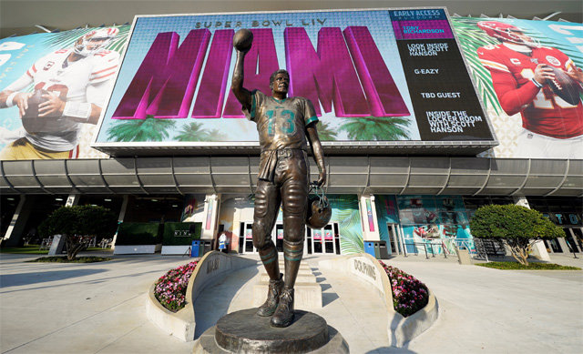 3일 캔자스시티와 샌프란시스코의 제54회 슈퍼볼(미국프로미식축구 결승전)이 열리는 플로리다주 마이애미의 하드록 스타디움. 하드록 스타디움 앞에는 마이애미에서만 17년간 뛰며 명예의 전당에 헌액된 전설적 쿼터백 댄 마리노의 동상이 서 있다. 마이애미=AP 뉴시스