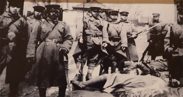 1920년 ‘4월 참변’을 일으킨 연해주 주둔 일본군들. 수많은 한인 독립운동가가 비참하게 학살당했다. 우수리스크 고려인문화센터에서 촬영한 사진.