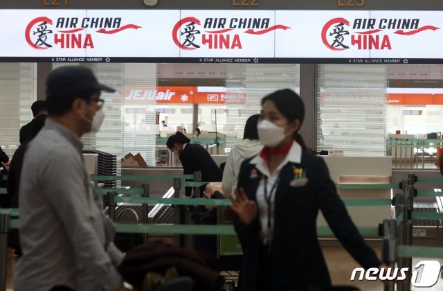 신종 코로나바이러스 감염증(우한폐렴) 확진자가 확산되고 있는 30일 인천국제공항 탑승수속 대기 공간에서 승객들이 출국 수속을 하고 있다. 항공업계에 따르면 “최근 한국과 중국 우한을 오가는 노선의 운항이 중단된 데 이어 다른 중국 구간의 운영도 축소하고 있다“고 밝혔다. 2020.1.30/뉴스1 © News1