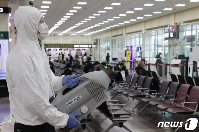 설 연휴를 하루 앞둔 지난달 23일 대구국제공항 국제선 입·출국장에서 방역업체 직원이 방역소독을 실시하고 있다. 중국 우한시에서 발생한 폐렴이 확산되면서 국내에서도 불안감이 커지자 대구공항 측은 매월 1회 실시하던 방역 횟수를 늘렸다. 2020.1.23/뉴스1 ⓒ News1