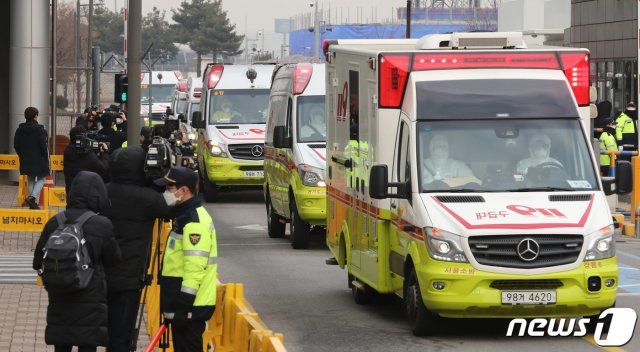 세계보건기구(WHO)가 신종 코로나 바이러스 감염증에 대해 ‘국제적 비상사태’를 선포한 가운데 1일 오전 서울 강서구 김포국제공항에 우한발 2차 전세기(KE9884)로 도착한 우리 교민들이 검역을 마친 교민 중 발열자들이 엠뷸런스를 타고 공항을 빠져나가고 있다. 2020.2.1/뉴스1 © News1