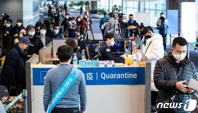 우한 폐렴(신종 코로나바이러스 감염증)의 국내 확산 우려가 커지고 있는 29일 오전 인천국제공항 제1여객터미널 입국장에서 중국 톈진에서 입국한 관광객들이 검역대를 통과하고 있다. 2020.1.29/뉴스1 ⓒ News1