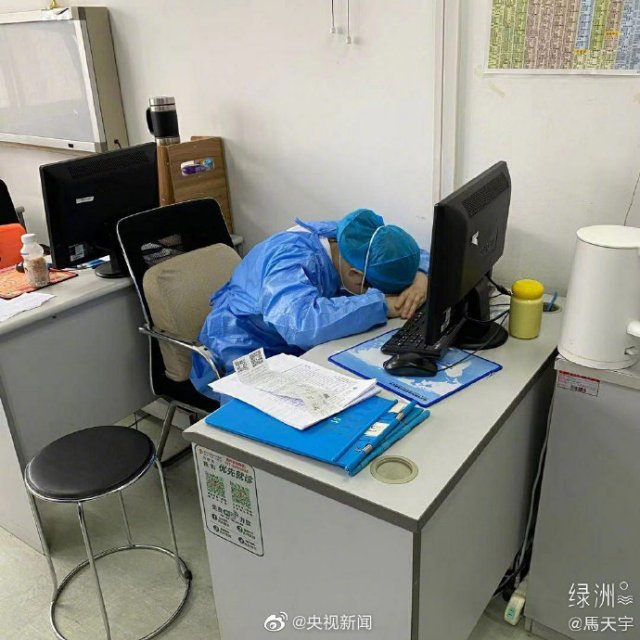 신종 코로나바이러스 감염증에 대응하다 지쳐 쓰러져 자고 있는 중국 의료진들의 모습. <이하 출처 양스신문 웨이보>
