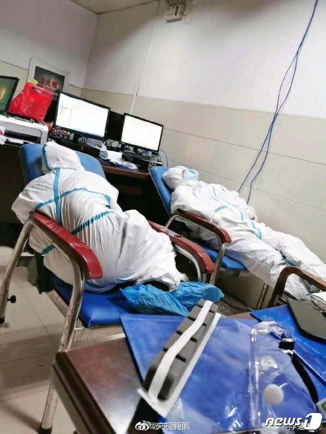 신종 코로나바이러스 감염증에 대응하다 지쳐 쓰러져 자고 있는 중국 의료진들의 모습. <이하 출처 양스신문 웨이보>