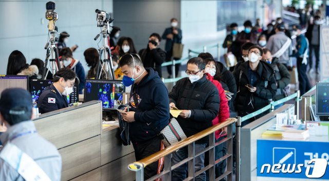 신종  코로나바이러스 감염증(우한폐렴)의 국내 확산 우려가 커지는 가운데 인천국제공항 제1여객터미널 입국장에서 중국 톈진에서 입국한 관광객들이 검역대를 통과하고 있다./뉴스1 ⓒ News1