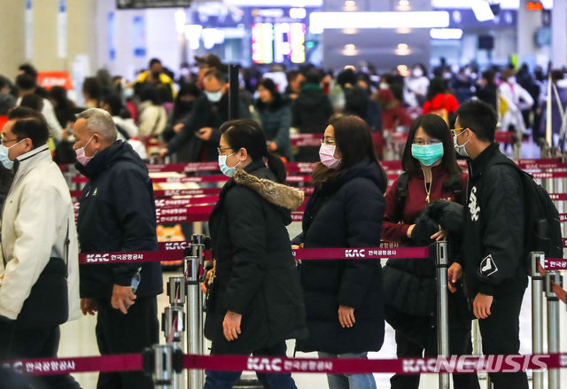‘우한 폐렴’으로 불리는 중국발 신종 코로나바이러스가 무서운 속도로 퍼지고 있는 가운데 28일 제주국제공항에 마스크를 쓴 중국인 관광객이 이동하고 있다. 뉴시스