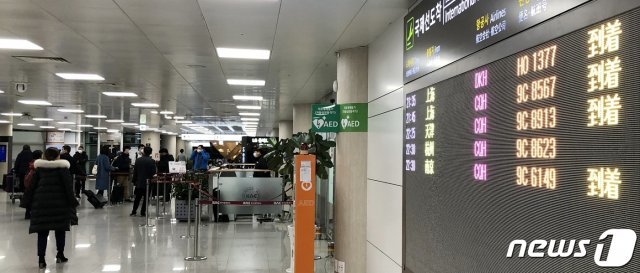 지난달 27일 밤 제주공항에서 중국발 직항편으로 도착한 중국인들이 게이트를 빠져나가고 있다.2020.1.28/뉴스1© News1