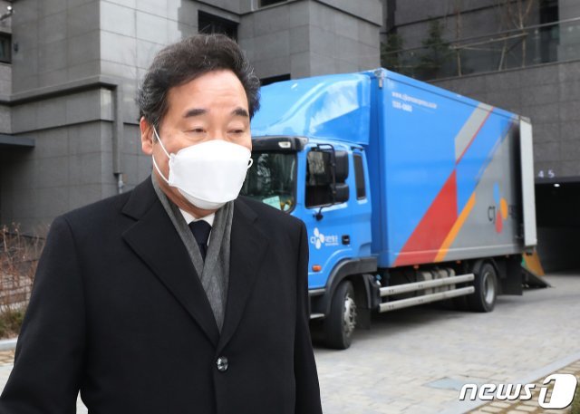 서울 종로 출마를 공식화한 이낙연 전 국무총리가 2일 오후 서울 종로구 교남동 한 아파트에 마련한 전셋집 이사 현장을 둘러보고 있다. 이 전 총리는 3일에는 예비후보 등록을 하고 지역 주민 인사 등 사전 선거운동에 돌일할 예정이다. 2020.2.2/뉴스1 © News1