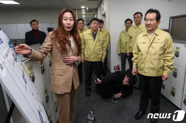 정세균 국무총리가 지난 1일 오후 서울 영등포구 질병관리본부 콜센터를 찾아 관계자로부터 신종코로나 대응 근무 관련 보고를 받고 있다. /뉴스1 © News1