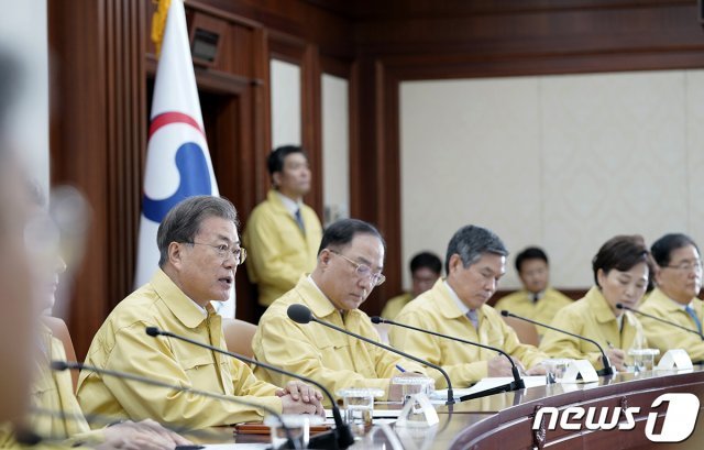 문재인 대통령이 지난달 30일 오전 서울 종로구 정부서울청사에서 신종 코로나바이러스 감염증 대응 종합 점검회의를 주재하고 있다. (청와대 제공)