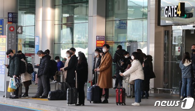 정부는 2일 오후 정세균 국무총리를 주재로 열린 신종코로나 감염증 대응 확대회의에서 제주지역 중국인 무비자 입국을 일시 중단하기로 결정했다. 이날 오후 제주국제공항 버스정류장에서 마스크를 쓴 여행객들이 버스를 기다리고 있다. © News1