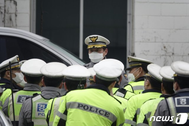 신종 코로나바이러스 감염증의 발원지인 중국 우한에서 우리 교민 330여명을 태운 2차 임시항공편이 1일 오전 8시13분 김포공항에 착륙한 가운데 서울 강서구 김포국제공항 서울김포비지니스항공센터 출입구 앞에서 교민버스를 인도할 경찰관들이 수송 작전을 논의하고 있다. 2019.2.1/뉴스1 © News1