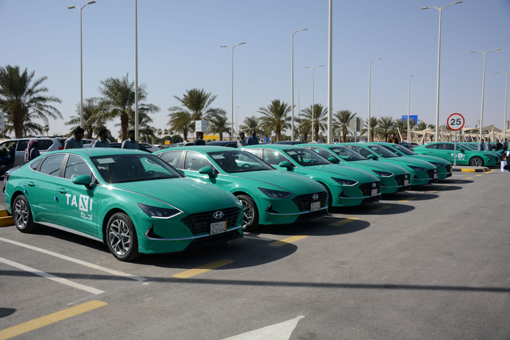 현대자동차는 사우디아라비아 최대 운수기업 중 하나인 알 사프와사에 신형 쏘나타 1000대를 공항 택시로 공급하는 계약을 체결했다. 현대자동차가 지난달 22일 킹 칼리드 국제공항에서 알 사프와사에 인도한 신형 쏘나타의 모습. 사진제공｜현대차