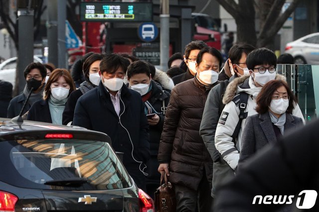 신종 코로나바이러스 감염증(우한폐렴) 확산이 우려되는 3일 오전 서울 세종대로 광화문광장 인근에서 시민들이 마스크를 쓰고 발걸음을 재촉하고 있다. 2020.2.3/뉴스1 © News1