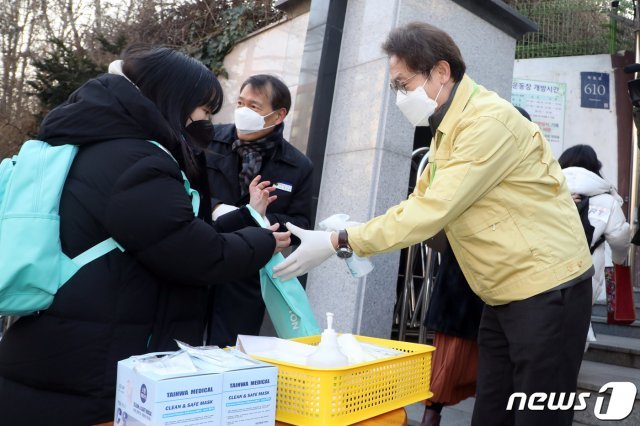 조희연 서울시교육감이 3일 오전 서울 강남구 봉은초등학교에서 신종 코로나바이러스 감염증(우한폐렴) 관련 현장 점검을 하고 있다. 봉은초는 지난달 31일로 예정했던 개학일을 신종 코로나바이러스 감염증 전염을 우려해 이날로 연기했다. 2020.2.3/뉴스1 © News1