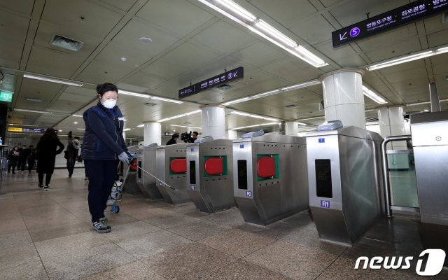 28일 오후 서울 5호선 광화문역에서 서울교통공사 관계자들이 우한폐렴(신종 코로나바이러스 감염증) 예방을 위해 방역작업을 하고 있다. 한편 WHO는 중국발 신종 코로나바이러스의 전 세계적 감염 위험 수위를 보통에서 높음으로 격상했다. 2020.1.28/뉴스1 © News1