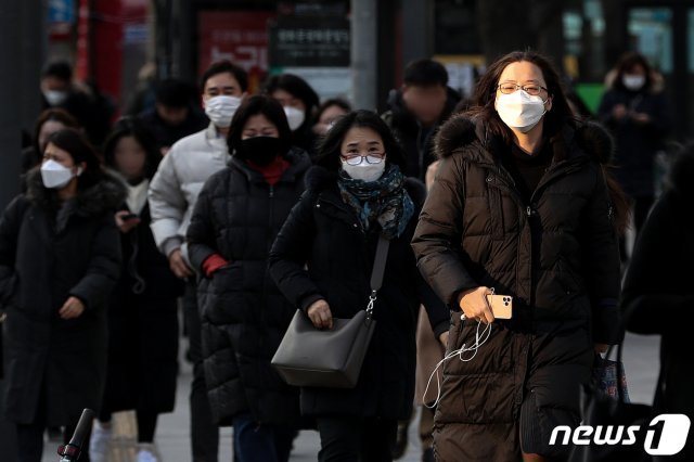 신종 코로나바이러스 감염증(우한폐렴) 확산이 우려되는 3일 오전 서울 세종대로 광화문광장 인근에서 시민들이 마스크를 쓰고 발걸음을 재촉하고 있다. 2020.2.3/뉴스1 © News1