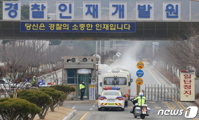 1일 오전 신종 코로나바이러스의 진원지 중국 우한에서 2차 전세기를 통해 귀국한 교민들이 탑승한 차량이 임시생활시설이 있는 충남 아산 경찰인재개발원으로 진입하고 있다./뉴스1 © News1