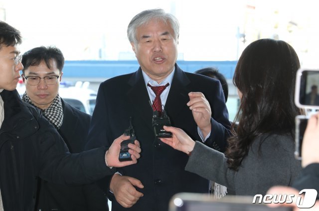 기부금품법 위반 혐의 등을 받는 전광훈 한국기독교총연합회 대표회장 목사가 3일 서울 종로구 종로경찰서에 피의자 신분으로 출석하며 취재진의 질문을 받고 있다. © News1