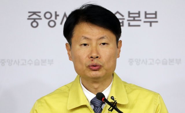 김강립 보건복지부 차관이 3일 정부세종청사 보건복지부 브리핑실에서 신종 코로나바이러스감염증 중앙사고수습본부 정례 브리핑을 하고 있다.사진=뉴스1