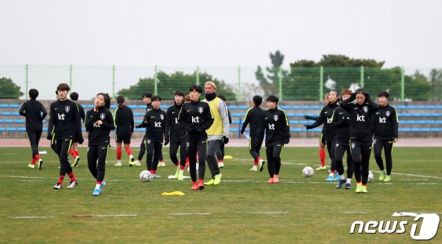 여자축구대표팀 선수들과 콜린 벨 감독이 9일 제주 서귀포시 공천포전지훈련센터에서 훈련을 하고 있다. 사상 첫 올림픽 본선 진출을 노리는 여자축구대표팀은 이날부터 20일까지 제주에서 아시아 최종예선 대비 훈련에 돌입한다. © News1