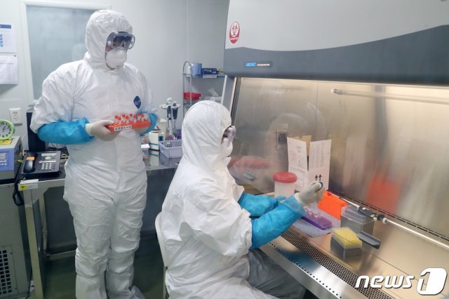 신종 코로나바이러스 감염증(우한폐렴) 검체를 검사 중인 경기도 수원시 장안구 경기도보건환경연구원 모습. © News1