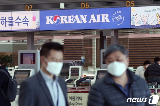 신종 코로나 바이러스 여파로 대한항공이 인천발 중국행 일부 노선 일시 중단을 확대한다. 인천에서 출발하는 중국 우한 노선 운항을 중단한 대한항공은 황산, 장자제, 창사, 쿤밍 노선의 운항을 일시 중단한다고 밝혔다. 3일 인천국제공항 제2터미널 대한항공 체크인 카운터 앞으로 마스크를 쓴 시민들이 오가고 있다. © News1