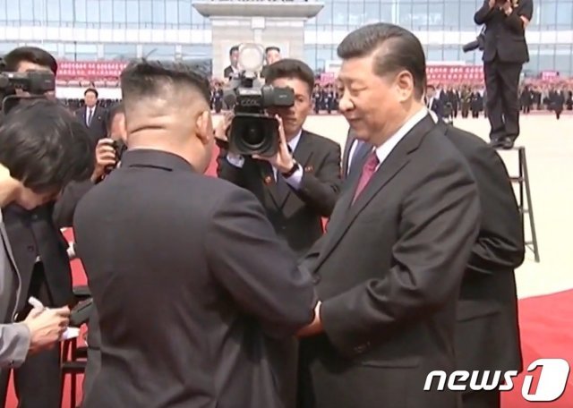 시진핑 중국 국가주석이 21일 평양 순안공항에서 김정은 북한 국무위원장의 환송을 받고 있다.(CCTV 캡처)