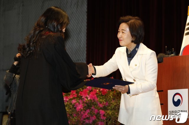 추미애 법무부 장관이 3일 오후 경기 정부과천청사 법무부에서 열린 신임검사 임관식에서 신임검사와 악수를 나누고 있다. 2020.2.3/뉴스1 © News1