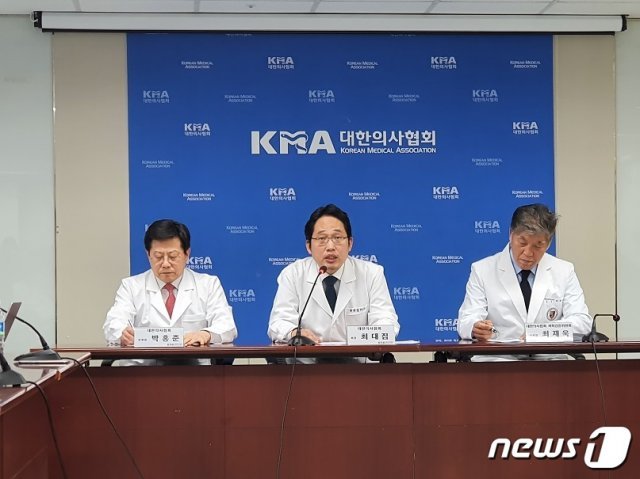 의사협회가 3일 ‘정부와 국민께 드리는 대한의사협회 제4차 호소 담화문’을 발표하고 있다. (의협제공)