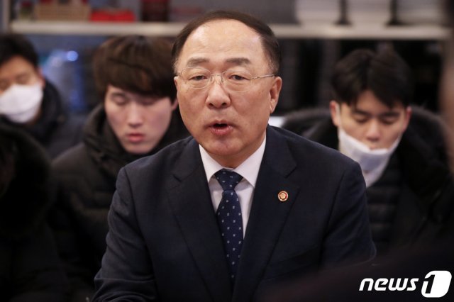 홍남기 경제부총리 겸 기획재정부 장관이 3일 오후 서울 중구 명동에서 신종 코로나 바이러스 감염증과 관련해 소상공인들과 간담회를 하고 있다. 2020.2.3/뉴스1 © News1