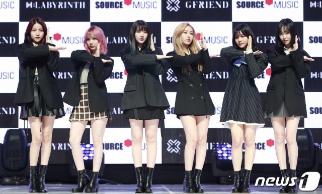 걸그룹 여자친구(GFRIEND)가 3일 오후 서울 광장동 예스24라이브홀에서 열린 새 미니앨범 ‘회:래버린스(回:LABYRINTH)’발매기념 쇼케이스에 참석해 포즈를 취하고 있다. 왼쪽부터 소원, 은하, 예린, 신비, 엄지, 유주. © News1