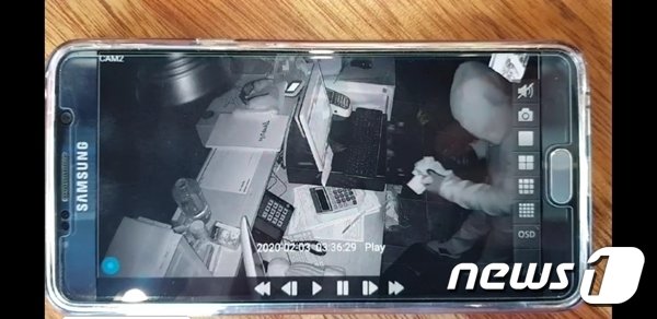 충남 논산의 한 상가서 연쇄 절도 사건이 일어나 경찰이 수사에 나섰다. 사진은 용의자가 상가 내 점포 안에 있는 금고 속의 현금을 훔치는 모습. (독자 제공)© 뉴스1
