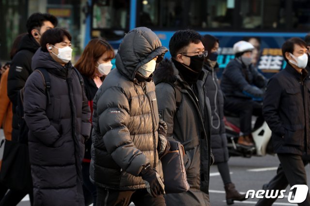 북서쪽 찬 공기 유입으로 추위가 예보된 3일 오전 서울 세종대로 광화문광장 인근에서 시민들이 발걸음을 재촉하고 있다. © News1